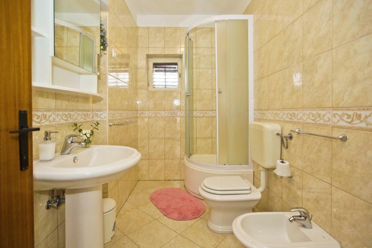 Close To Center, Quiet, With Parking Appartement *